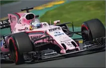  ??  ?? FALTA ALGO. Sergio Pérez asegura que los problemas de Force India son de reglaje y no de diseño. De momento quedan lejos los podios que llegó a anotar en 2016, pero si su teoría es cierta, la paciencia puede devolverle arriba. Ocon está un paso por...