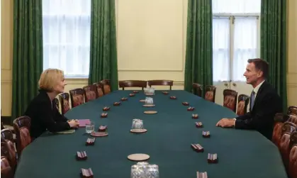  ?? Photograph: Andrew Parsons/No 10 Downing Street ?? Liz Truss and Jeremy Hunt meet in the Cabinet Room of No 10.