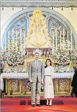  ?? MARÍA JOSÉ LÓPEZ / EP ?? Felipe y Letizia, en el altar donde está la imagen de la virgen del Rocío