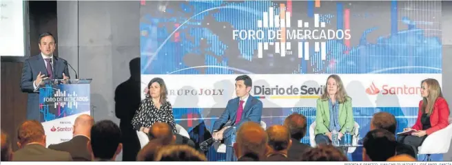  ?? REPORTAJE GRÁFICO: JUAN CARLOS VÁZQUEZ / JOSÉ ÁNGEL GARCÍA. ?? Jordi Guasch, de pie, Begoña Martínez. Gerardo Puerta, Laura Velasco y Magdalena Trillo, durante el Foro de Mercados.