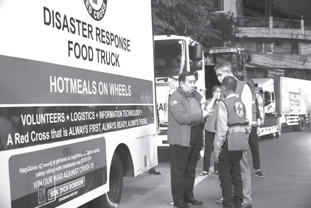  ?? ?? PHILIPPINE Red Cross chairman and CEO Sen. Richard J. Gordon leads the deployment of Humanitari­an Caravan bound to the affected areas of Typhoon Odette in Bohol and Surigao.