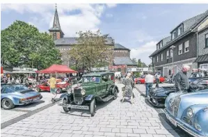  ?? ?? Der Markt in Sevelen war am Sonntag gesäumt mit Oldtimern. Das älteste Modell stammte aus dem Jahr 1930.