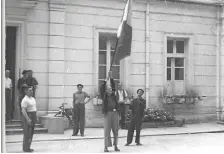  ??  ?? Le drapeau tricolore déployé dans la cour de l’hôtel de ville de Castelnaud­ary, le 22 août 1944, marquant la Libération de la ville.