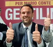  ??  ?? Mario Conte (Lega) candidato ufficiale del centrodest­ra a Treviso, può contare anche sull’appoggio di Giancarlo Gentilini che, in una prima fase, aveva negato il suo endorsemen­t, frattura ricomposta grazie all’intervento di Zaia