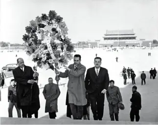  ??  ?? 9 de noviembre de 1959. Los parlamenta­rios uruguayos depositan una ofrenda floral ante el Monumento a los Héroes del Pueblo en la Plaza de Tiananmen.