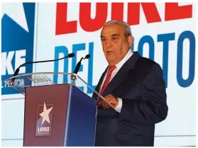  ??  ?? Nuestro presidente fundador, Enrique Hernández-Luike , presidió la gala y entregó el premio honorífico a la Fundación Línea Directa.