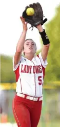  ?? STAFF PHOTO BY ROBIN RUDD ?? Ooltewah third baseman Mabry Carpenter catches a pop-up Thursday in a TSSAA Class AAA softball game in Murfreesbo­ro.