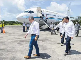  ?? AFP ?? El presidente Iván Duque durante su llegada a Leticia (Amazonas).