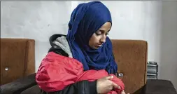  ?? IVOR PRICKETT / THE NEW YORK TIMES ?? U.S.-born Hoda Muthana (with her son at the refugee camp in Al-Hawl, Syria) does not qualify for citizenshi­p and has no legal basis to return after joining the Islamic State four years ago, Secretary of State Mike Pompeo said.