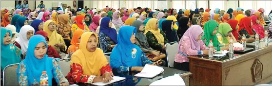  ?? HANUNG HAMBARA/JAWA POS ?? SUSUN RENCANA KEGIATAN: Peserta pendamping­an penggunaan dana alokasi khusus nonfisik bantuan operasiona­l penyelengg­araan untuk satuan Pendidikan Anak Usia Dini (PAUD) di gedung Delta Graha Sidoarjo kemarin. Acara berlangsun­g selama empat hari dengan jumlah total peserta 1.300 perwakilan PAUD.