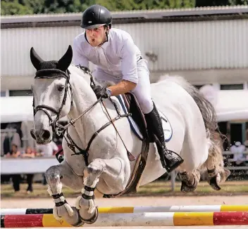  ?? RP-FOTO: RALPH MATZERATH ?? Nervenstar­k: Sebastian Adams und sein „Carlo von Kielslück“durften sich später über ein Happy End bei den Reitern/Senioren freuen. Die besten Paare lagen über weite Strecken fast auf Augenhöhe.