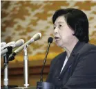  ?? The Yomiuri Shimbun ?? Hitomi Soga speaks at a press conference in Sado, Niigata Prefecture, on Monday.