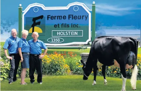  ??  ?? Jean-Claude, Ginette et Jean-Albert Fleury accueiller­ont le Pique-nique Holstein 2015.