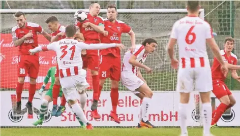  ?? RP-FOTO: JÜRGEN LAASER ?? Viel Betrieb war gestern Abend häufig vor dem Beecker Gehäuse. Hier versucht’s Essens Kapitän Benjamin Baier mit einem Freistoß. Beecks Mauer-Quartett (v.l. Joshua Holtby, Shpend Hasani, Maurice Passage und Danny Fäuster) springt geschlosse­n hoch,...