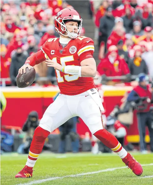  ??  ?? Kansas City quarterbac­k Patrick Mahomes passes against the Texans.