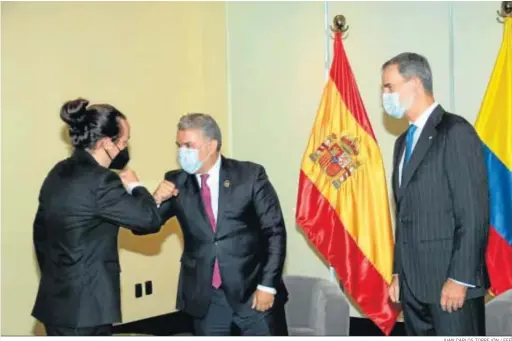  ?? JUAN CARLOS TORREJÓN / EFE ?? Felipe VI observa mientras el vicepresid­ente segundo del Gobierno, Pablo Iglesias, saluda al presidente de Colombia, Iván Duque, en una reunión ayer en La Paz.