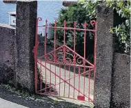  ?? PHOTO: GOOGLE STREET VIEW ?? Before it vanished . . . This image shows Ms Esplin’s gate before it was stolen.