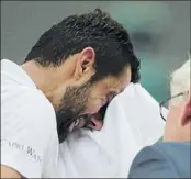  ??  ?? Cilic, llorando en el segundo set, por la ampolla en el pie