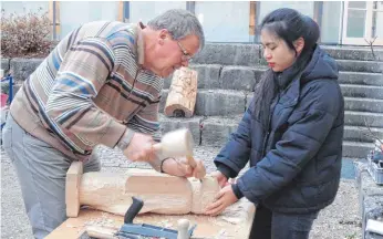  ?? FOTO: RAPP-NEUMANN ?? Im Museumshof legen Werner Kowarsch und PG-Schülerin Jamie Nguyen letzte Hand an ihr Werk, eine Adlerfigur aus Lindenholz.