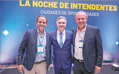  ?? ?? DE RIVAS. El candidato del oficialism­o se mostró en la semana que pasó junto al intendente Juan Manuel Llamosas y al gobernador Martín Llaryora. También con Calvo y Quinteros.