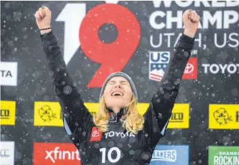  ?? FOTOS: DPA ?? Am Ziel der Träume: Selina Jörg nutzt das Fehlen der Olympiasie­gerin und dankt den höheren Mächten.