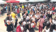  ??  ?? EXPOSICIÓN. La plaza Froylán Turcios fue la sede de la feria vocacional, la cual estuvo concurrida.