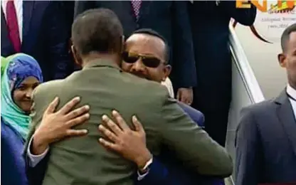  ?? FOTO: AP/ERITV ?? Etiopiens premiärmin­ister Abiy Ahmed omfamnade Eritreas president Isaias Afwerki då de möttes på söndagen.