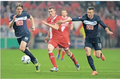  ?? FOTO: IMAGO ?? Dreikampf im Relegation­srückspiel 2012: die Berliner Nikita Rukavytsya (rechts) und Peter Niemeyer mit dem Düsseldorf­er Oliver Fink. Bundesliga