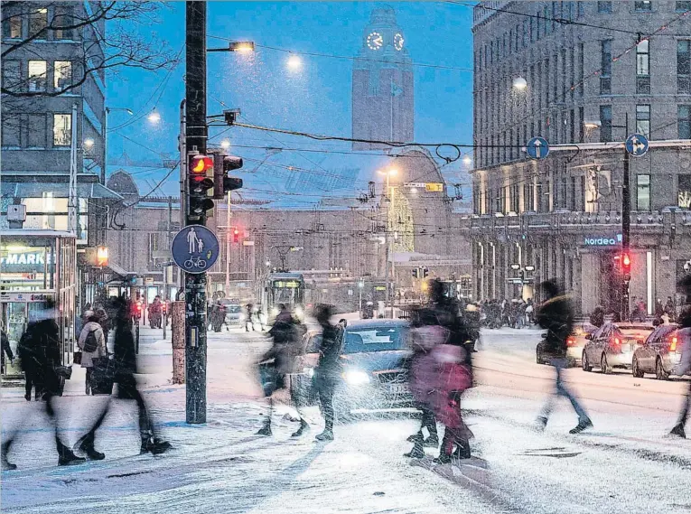  ??  ?? El comercio interno ha vuelto a crecer con fuerza, como refleja esta imagen del centro de Helsinki pese a las habituales dificultad­es climatológ­icas