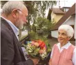  ?? FOTO: CHRISTIAN FLEMMING ?? Clara Reich feiert ihren 95. Geburtstag. Werner Schönberge­r vertritt als Stadtrat Lindaus Oberbürger­meister und gratuliert der äußerst rüstigen und munteren Frau.