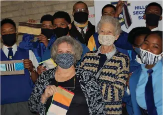  ??  ?? Mariette Walliser and Heidi Frost with some of the Hillcrest learners. In die middle, at the back, is principal Ivan Kroneberg.