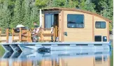  ?? PHOTO COURTOISIE ?? Les visiteurs pourront voir le Koroc, une embarcatio­n qui mélange le bateau de type ponton et la micro-maison.