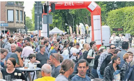  ?? FOTO: A. WOITSCHÜTZ­KE ?? Auch bei der 39. Auflage seit der Premiere 1983 soll der Neusser Sommernach­tslauf der TG Neuss die Menschen über das sportliche Erlebnis zusammenbr­ingen.