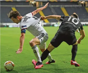  ?? KEYSTONE ?? Der FC Basel (l. Stocker) kam gegen Frankfurt (Kostic) im Hinspiel zu einem grandiosen 3:0-Sieg.