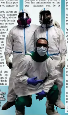  ??  ?? El doctor Alvaro Vargas, el enfermero Oder Meza y el asistente Allan Granados duraron una vez nueve horas con el traje.