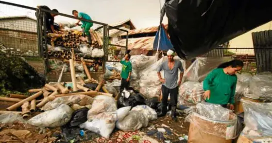  ??  ?? The Philippine­s generates about 35,000 tons of municipal solid waste daily, and more than 8,600 tons per day in Metro Manila alone.