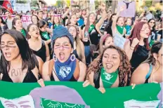  ??  ?? Activistas durante la marcha de ayer en Santiago en la que exigieron el fin de toda forma de violencia contra las mujeres.