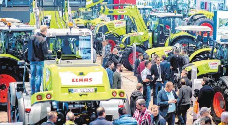  ?? FOTO: DPA ?? Stand der Firma Claas auf der Agritechni­ca in Hannover: Die Branche spürt nach Jahren mauer Geschäfte eine anziehende Nachfrage nach Traktoren und Landtechni­k.
