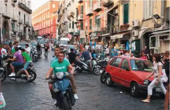  ?? (BENOIT DECOUT/REA/LAIF) ?? C’est dans les quartiers populaires de Naples que le lien si privilégié qui unit Elena et Lila, les deux protagonis­tes de «L’Amie prodigieus­e», va être scellé. Survivra-t-il aux séismes qui vont ébranler leur vie? Elena Ferrante ménage le suspense avec...