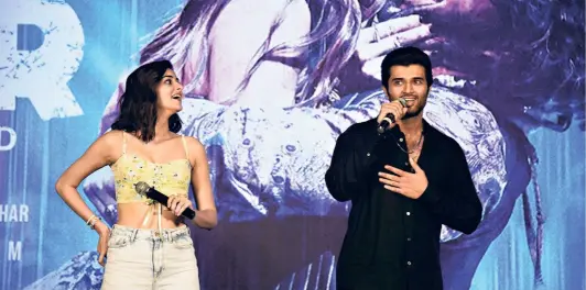  ?? PTI ?? ACTORS Vijay Deverakond­a (right) and Ananya Panday during a promotion of their film Liger, in Mumbai on July 31, 2022. The movie, which was targeted by a boycott call, failed at the box office.