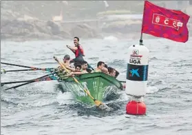  ?? FOTO: A. A. ?? Hondarribi­a se dispone a ciabogar en una regata que le fue totalmente adversa