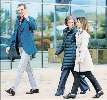  ??  ?? El Rey camina por delante de la reina Letizia y la reina Sofía, juntas y sonrientes