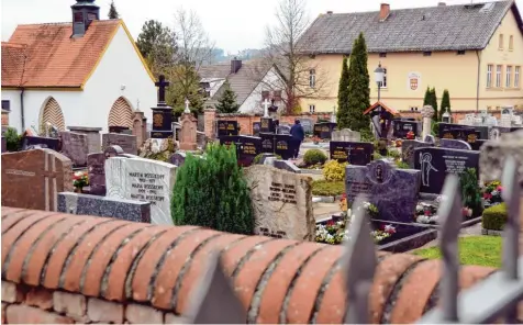  ?? Foto: Xaver Habermeier ?? Die Friedhofsg­ebühren in Ehekirchen steigen, so auch beim Friedhof im Kernort.