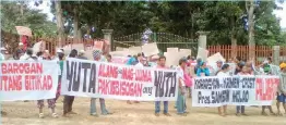  ??  ?? Farmers protest in Arakan town in North Cotabato province.