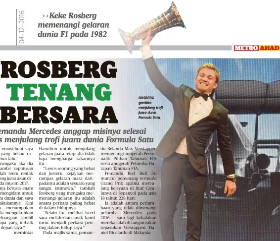  ??  ?? ROSBERG gembira menjulang trofi juara dunia Formula Satu.