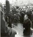  ?? Fotos: dpa ?? Vor 50 Jahren machte Bundeskanz­ler Brandt einen Kniefall vor einem Denkmal in Po‰ len und beeindruck­te damit viele Menschen. Auf dem rechten Bild siehst du das Denk‰ mal für die Helden des Warschauer Gettos.