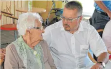  ?? FOTO: STEIDLE ?? Heimleiter Thomas Sowoidnich im Gespräch mit einer Bewohnerin des Servicehau­ses Sonnenhald­e in Westerheim.