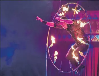  ?? FOTO: JUPA ?? Spannung pur im Zirkuszelt: Die Artisten machen weder vor Messern, noch vor Flammen Halt.
