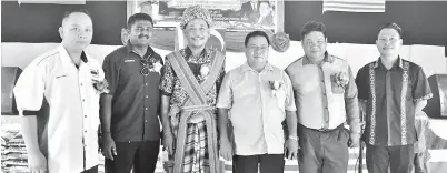  ??  ?? DARI kiri: Dato Abd Thani Lo, Jack @Bala dan Ruddy bersama jawatankua­sa pelaksana Masikun Magetal (penasihat) dan Milon Mongungkut (pengerusi).