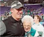  ??  ?? Zach Ertz holte sich das verdiente Siegerbuss­i von Gattin Julie.